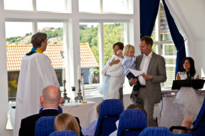 Präster håller tal till föräldrarna Kristina och Christer.