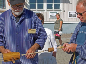 Bernt med träskallen (i handen) och Åke håller emot